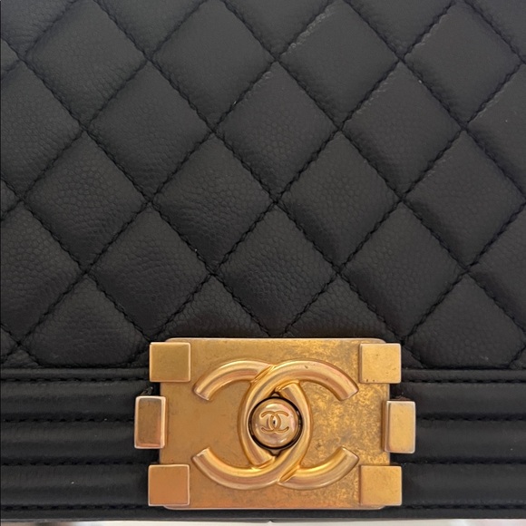 CHANEL Medium Boy Bag - Black